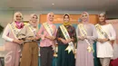 Syifa Fatimah (ketiga kanan) berpose bersama peserta ajang Puteri Muslimah Indonesia 2017, Jakarta, Selasa (9/5). (Liputan6.com/Herman Zakharia)