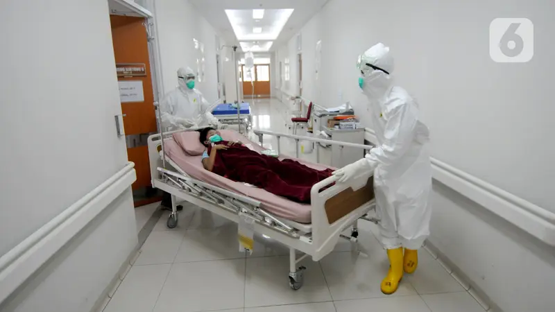 FOTO: Perjuangan Paramedis Merawat Pasien COVID-19 di RSUD Kota Bogor