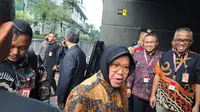 Menteri Sosial Tri Rismaharini tiba di gedung MK untuk menjadi saksi dalam sidang sengketa Pilpres 2024. (Liputan6.com/Delvira Hutabarat).