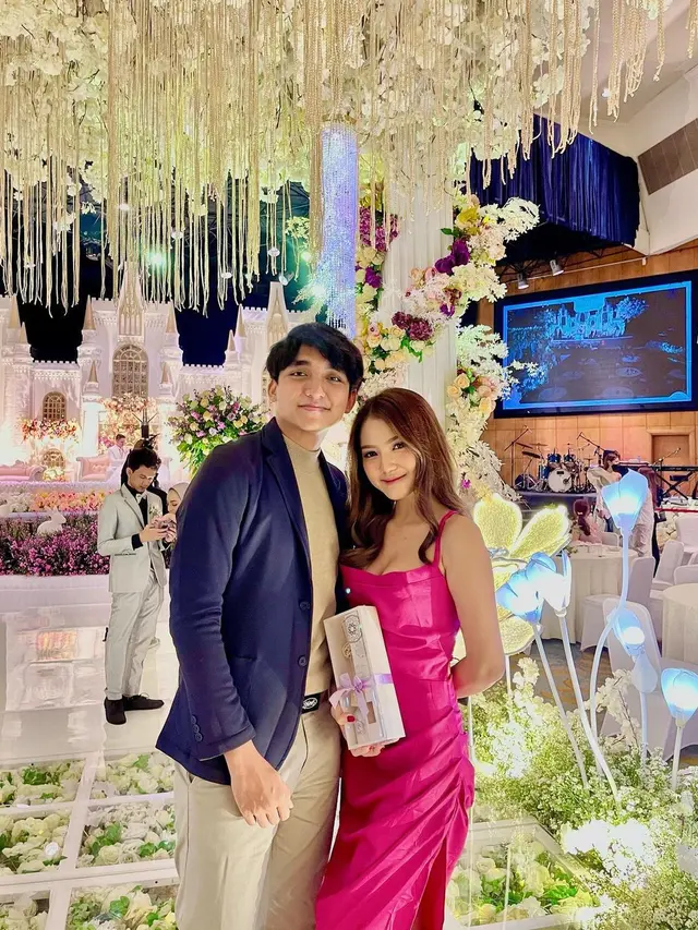 Rilis Single Baru, 7 Gaya Mirriam Eka Tampil Pakai Dress Ini Menawan