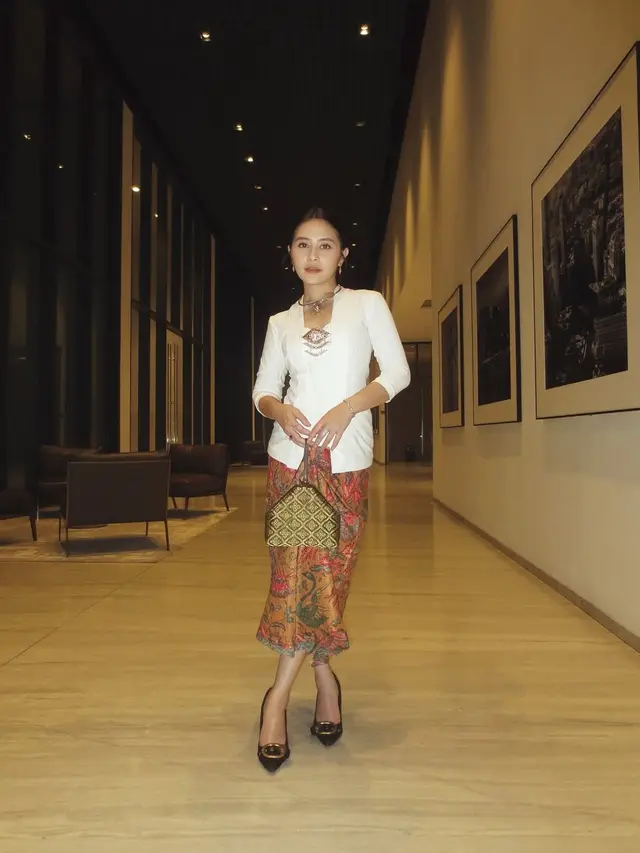 Gaya Berbatik Prilly Latuconsina, Modern dan Elegan dengan Sentuhan Tradisional