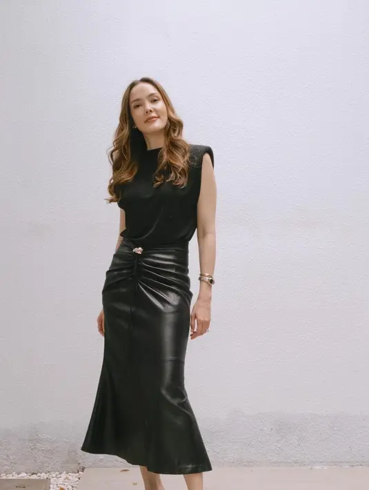 Lagi, Cathy Sharon tampil slay dengan outfit berwarna hitam. Ia mengenakan atasan tanpa lengan, dipadu midi skirt yang manis dari bahan kulit yang juga berwarna hitam. [Foto: Instagram/cathysharon]