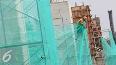 Pekerja menyelesaikan pembangunan proyek light rail transit (LRT) koridor Cibubur-Cawang di tepi Tol Jagorawi, Jakarta, Senin (19/9). Proyek transportasi dengan panjang lintasan mencapai 14,3km tersebut telah mencapai 10%. (Liputan6.com/Immanuel Antonius)