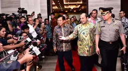 Wakil Presiden Jusuf Kalla (kiri) bersama Menteri Desa, Pembangunan Daerah Tertinggal dan Transmigrasi Marwan Jafar (tengah) saat Rapat Koordinasi Nasional (Rakornas) di Jakarta, (22/2). (Sigit Purwanto/Humas Kemendes PDTT)