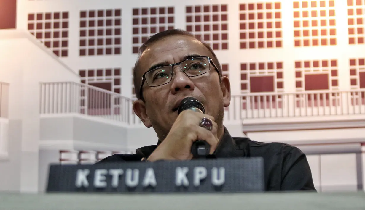 Namun demikian, KPU mengatakan saat in pendaftaran capres-cawapres belum dibuka. Artinya, belum diketahui ada berapa calon yang akan mendaftar. Meski belum ada kepastian, Hasyim memastikan KPU tetap merencanakan dan mengantisipasi Pilpres 2024 berlangsung dua putaran. (Liputan6.com/Angga Yuniar)
