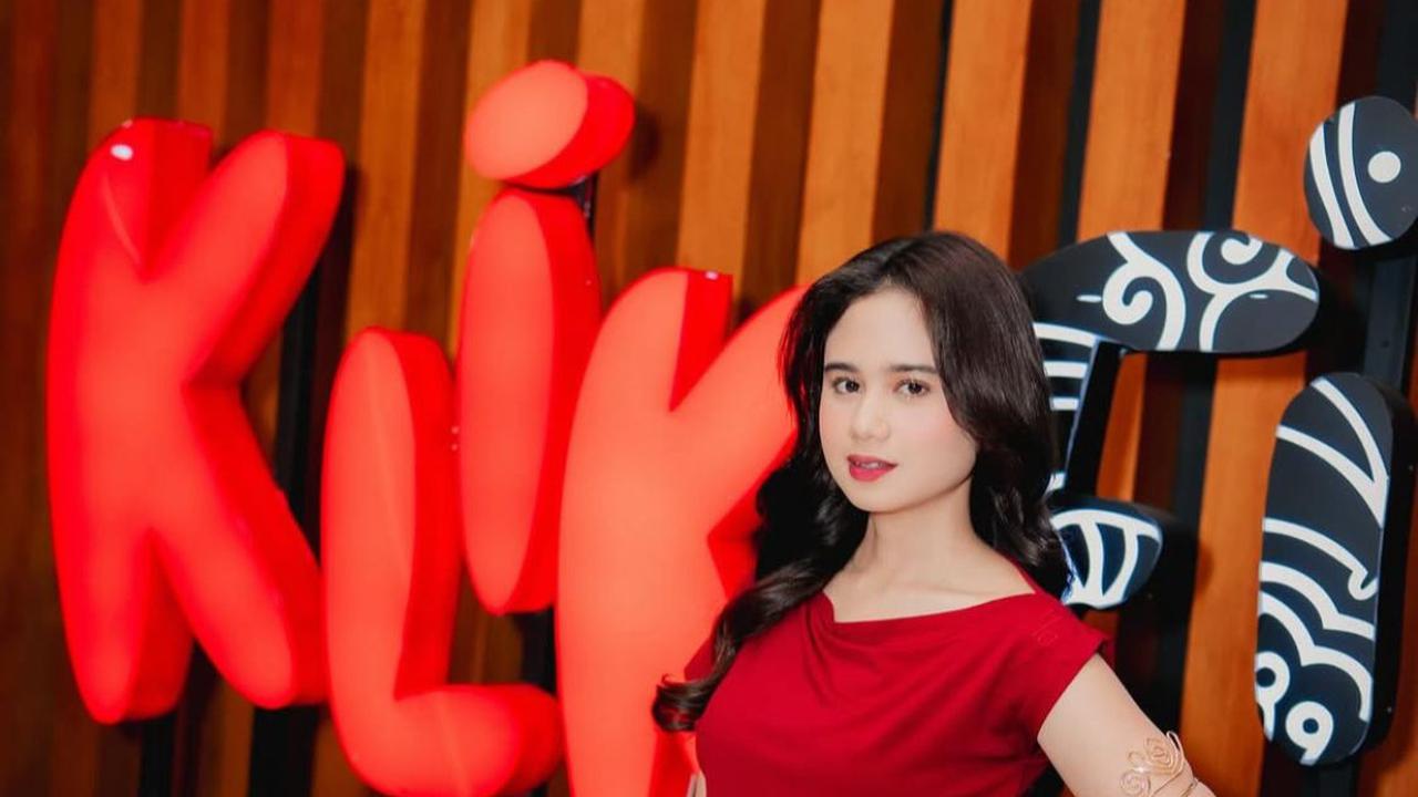 Potret Tissa Biani Memukau di Launching Film '7 HARI UNTUK KESHIA', Busana Merah yang Memesona