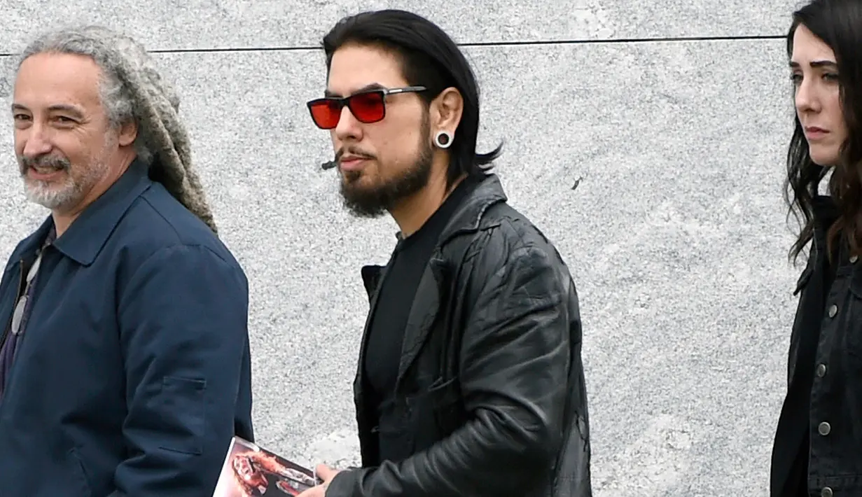Musisi Dave Navarro menghadiri upacara pemakaman Chris Cornell di Hollywood Forever Cemetery di Los Angeles, AS (26/5). (Photo by Chris Pizzello/Invision/AP)