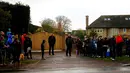 Suporter Leicester City berada di depan rumah Jamie Vardy di Melton Mowbray, Leicester, jelang laga Chelsea melawan Tottenham. (2/5/16). (Reuters/Darren Staples)