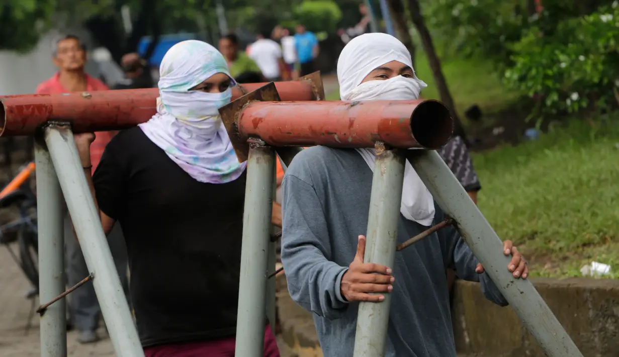 Para demonstran anti-pemerintah membawa mortir besar rakitan di kota Masaya, Nikaragua (5/6). Telah terjadi aksi demonstrasi dan kerusuhan di negara Nikaragua. (AFP/Inti Ocon)