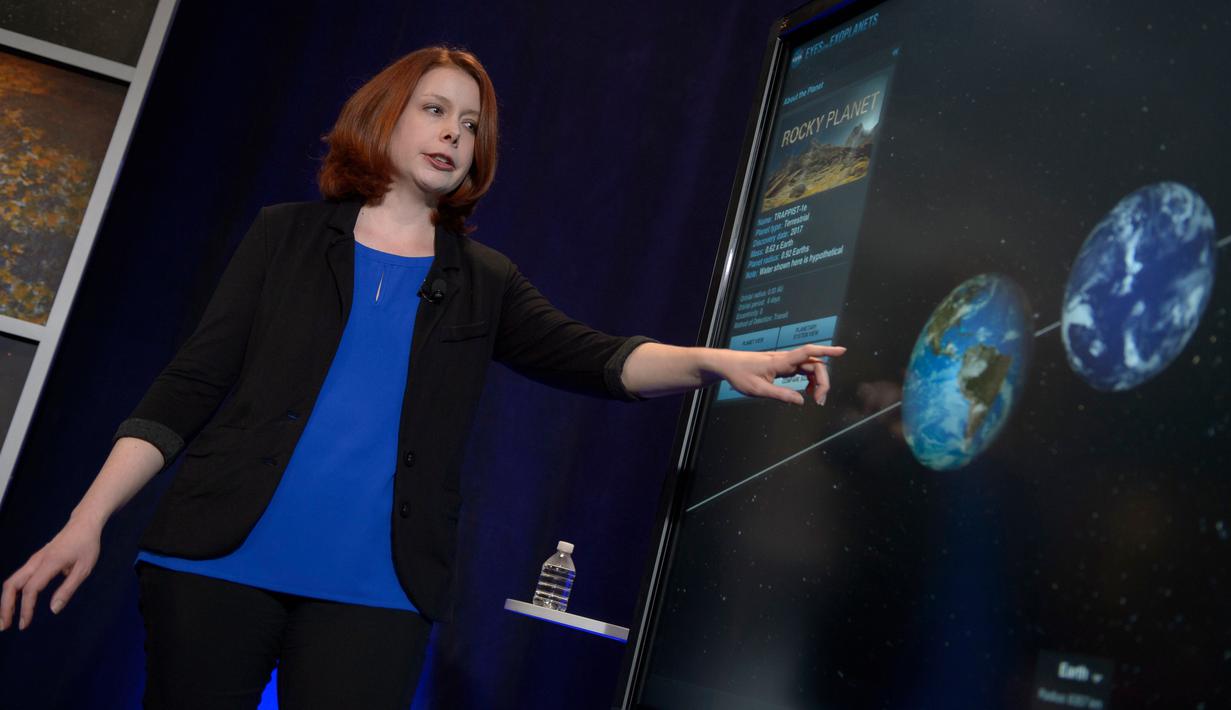 Astronom Nikole Lewis saat menyajikan hasil penelitian Sistem Trappist-1, Washington, AS, Rabu (22/2). Para ilmuwan berharap bisa memindai atmosfer planet-planet itu mengenai kemungkinan adanya jejak kimiawi kehidupan di sana. (AFP PHOTO/Bill INGALLS)