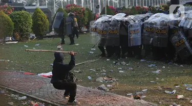 Pihak Kepolisian berusaha menahan aksi massa yang mencoba masuk ke dalam area gedung MPR, DPR, dan DPD RI di Jakarta, Kamis (22/8/2024). (Liputan6.com/Angga Yuniar)