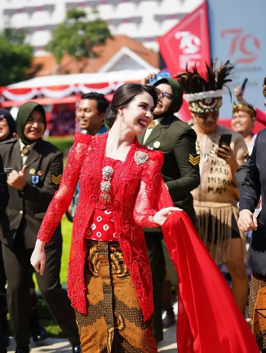 Cantiknya Arumi Bachsin mengenakan kebaya brokat berwarna merah dengan padu padan cokelat kekuningan yang serasi. [Foto: Instagram/arumibachsin_94]