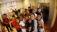 Pemain Sriwijaya FC bersantai di Hotel Bidakara jelang Final Piala Presiden 2015 melawan Persib, Minggu (18/10/2015). (Bola.com/Nicklas Hanoatubun)