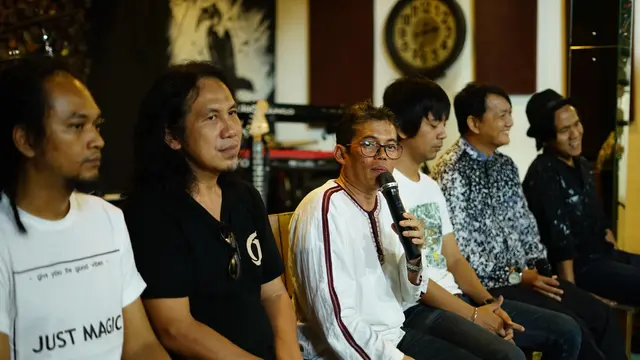 Gunadi Sudradjat selaku komposer dan founder dari Hira bersama para musisi