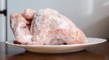 Ini Alasan Tak Boleh Mencairkan Ayam Beku Dengan Air Panas Lifestyle Fimela Com