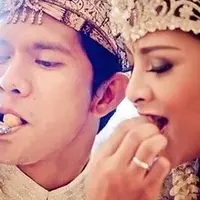 Pasangan selebriti Iko Uwais dan Audy Item baru saja genap 11 tahun. Pada momen spesialnya, Audy membagikan beberapa potret pernikahan dan bahagia bersama kedua anaknya. Rumah tangga Iko dan Audy dikenal salah satu keluarga harmonis. [Instagram/audyitem]