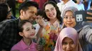 Arumi Bachsin dan Emil Dardak ajak putrinya selfie dengan warga Surabaya yang ikut malam tahun baruan. Senyuman Lakeshia persis dengan sang ibu [@arumibachsin_94]