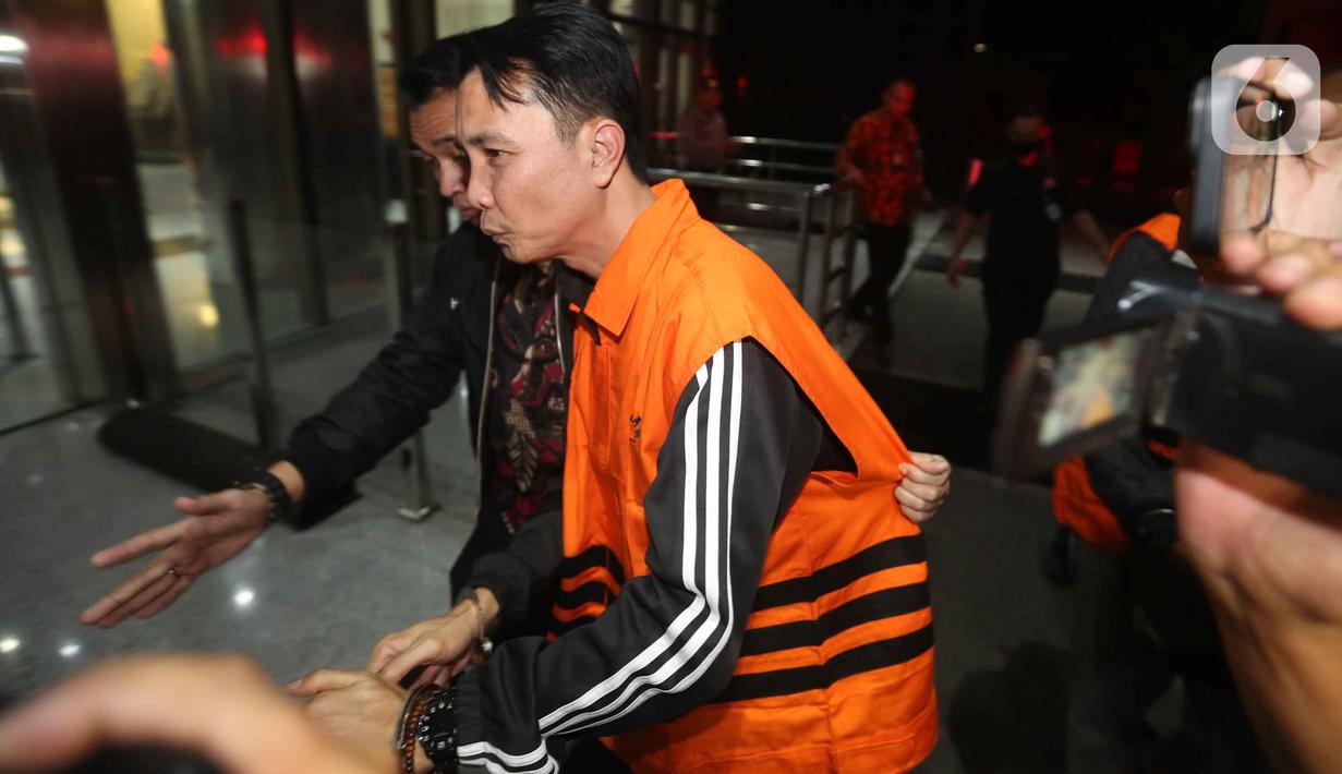 Bupati Rejang Lebong, Muhammad Fikri Thobari, saat digiring petugas naik mobil tahanan usai menjalani pemeriksaan di Gedung Merah Putih Komisi Pemberantasan Korupsi (KPK), Jumat (11/3/2026) dini hari WIB. (Liputan6.com/Helmi Fithriansyah)