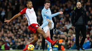 Bek baru Manchester City, Aymeric Laporte (tengah) berusaha membuang bola dari kawalan pemain West Bromwich Albion's, Salomon Rondon saat bertanding pada lanjutan Liga Inggris di Stadion Etihad, (31/1). Man City menang 3-0. (Martin Rickett/PA via AP)