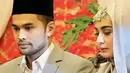 Rindu momen pernikahannya dengan Teuku Wisnu, Shireen Sungkar unggah momen lawas ngunduh mantunya ini sembari ini recreate foto tersebut di tempat sama. Meski gayanya tak sama, namun tak dipungkiri jika chemistry dan kebersamaan pasangan ini selalu hangat. Bahkan tak sedikii yang menyebut Shireen dan Teuku sebagai panutan dan inspirasi banyak orang. (Liputan6.com/IG/@shireensungkar)