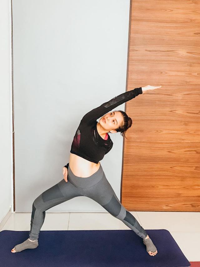 Tetap Aktif Olahraga, Ini 6 Potret Chelsea Olivia Yoga saat Hamil