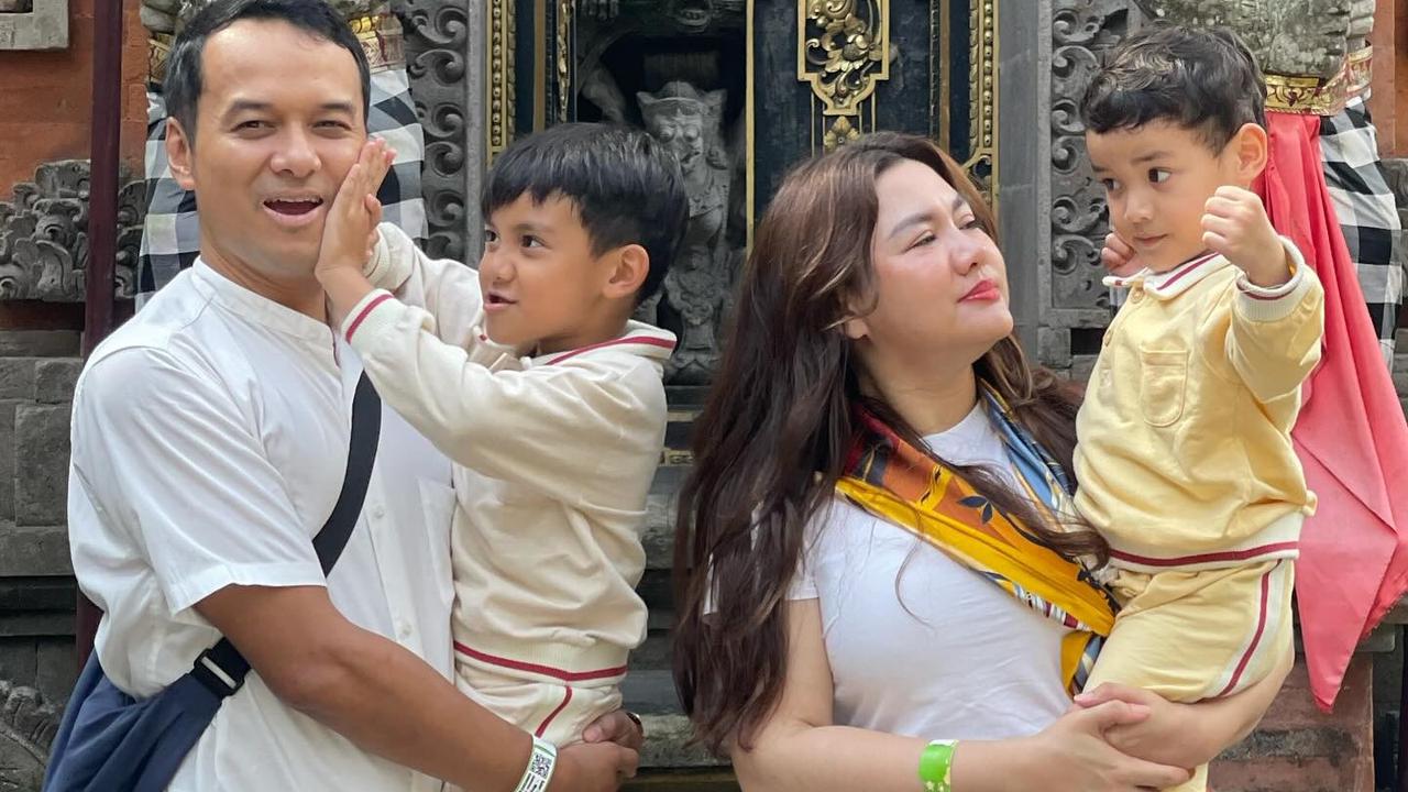 Potret Vicky Shu dan Keluarga Liburan di Bali