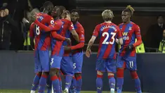 Para pemain tim Crystal Palace merayakan gol yang dicetak penyerang Wilfried Zaha (kanan) ke gawang Arsenal pada pertandingan lanjutan Liga Inggris di stadion Selhurst Park di London, Inggris, Selasa (5/4/2022). Crystal Palace menang telak atas Arsenal 3-0. (AP Photo/Ian Walton)