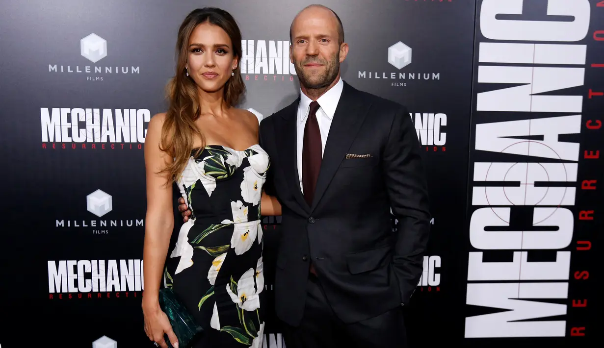 Jessica Alba foto bersama dengan aktor Jason Statham saat menghadiri film "Mechanic: Resurrection" di Los Angeles, California AS, (22/8). Jessica Alba dan Jason Statham akan membintangi film garapan Dennis Gansel ini. (REUTERS/Mario Anzuoni)