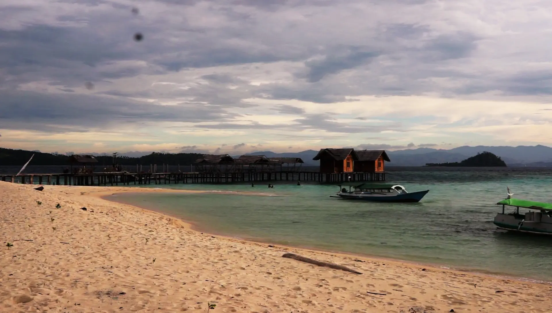 Dengan menggunakan jasa perahu katinting, wisatawan dapat menikmati keindahan sekitar Pulau Saronde, Kabupaten Gorontalo Utara, Gorontalo. (Liputan6.com/Aldiansyah Mochammad Fachrurrozy)