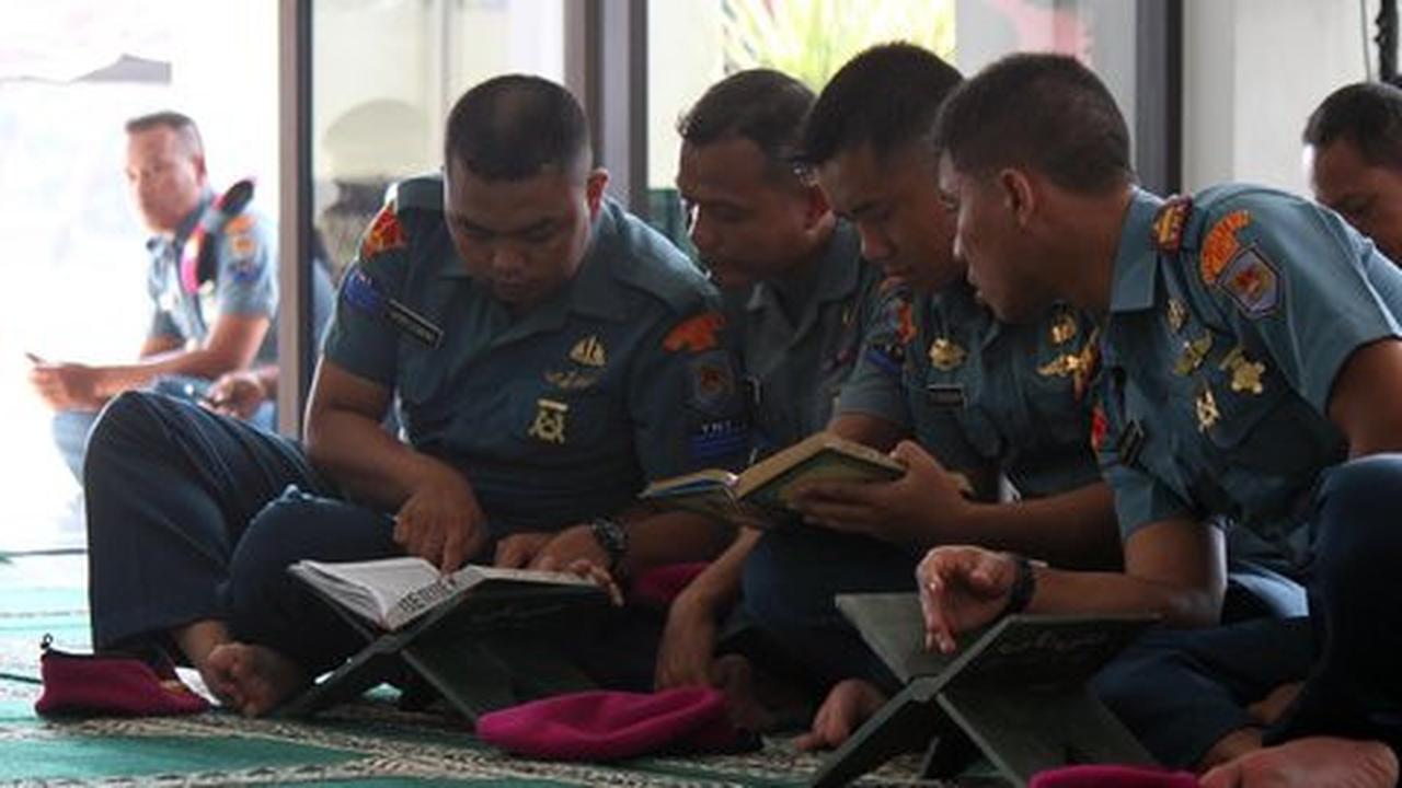 Tingkatkan ketaqwaan, prajurit Marinir seharian khatamkan Alquran