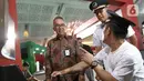 Direktur Utama PT LRT Jakarta, Hendri Saputra (kiri) melihat pengunjung sedang mencoba simulator LRT Jakarta. (Liputan6.com/Herman Zakharia)