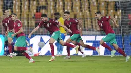 Pemain PSG, Achraf Hakimi menjadi bintang kemenangan 2-1 Maroko atas Malawi dalam partai 16 besar Piala Afrika 2021. Maroko akan berjumpa dengan Mesir di perempat final. (AP/Themba Hadebe)