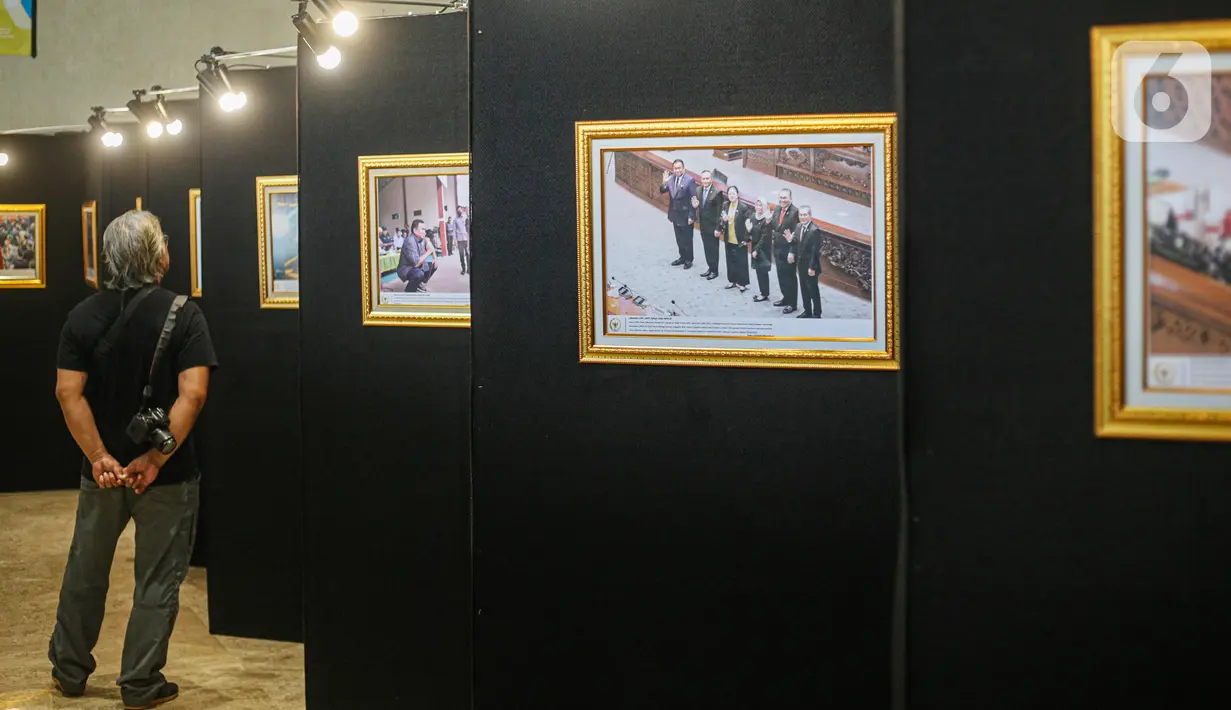 Sejumlah pengunjung mengamati karya dalam pameran Foto Warna-warni Parlemen ke XIII/2023 di Gedung Nusantara II, Jakarta, Rabu (12/7/2023). (Liputan6.com/Faizal Fanani)