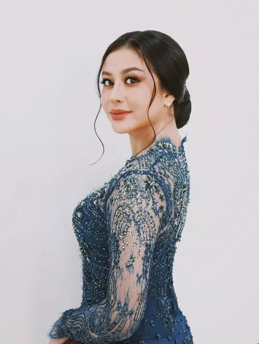 7 Potret Awkarin Tampil Anggun Berkebaya Navy Dampingi Sang Ayah dalam Pelantikan Jabatan Baru (credit: instagram.com/narinkovilda).