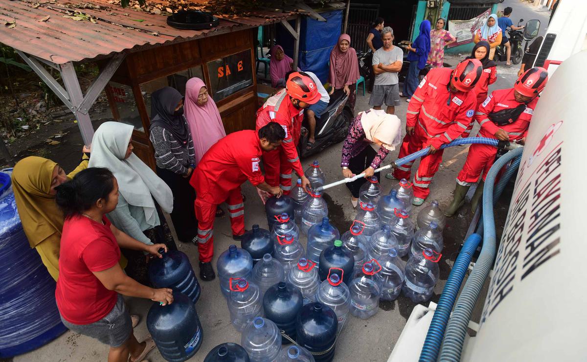 PMI Distribusikan Air Bersih bagi Korban Kekeringan di Depok