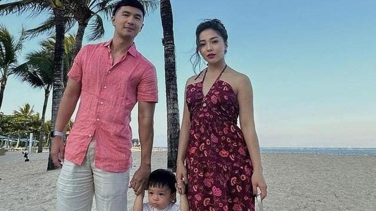 Cantik Banget! Potret Nikita Willy Tampil Stunning Pakai Dress Merah Hadiri Acara Pernikahan di Bali