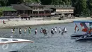 Sejumlah wisatawan mancanegara berjalan menuju kapal penumpang di Pulau Bunaken, Manado, Sabtu (17/12). Pemprov Sulut gencar melakukan promosi pariwisata dengan tujuan mendatangkan turis sebanyak mungkin hingga ke Tiongkok. (Liputan6.com/Fery Pradolo)