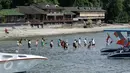 Sejumlah wisatawan mancanegara berjalan menuju kapal penumpang di Pulau Bunaken, Manado, Sabtu (17/12). Pemprov Sulut gencar melakukan promosi pariwisata dengan tujuan mendatangkan turis sebanyak mungkin hingga ke Tiongkok. (Liputan6.com/Fery Pradolo)