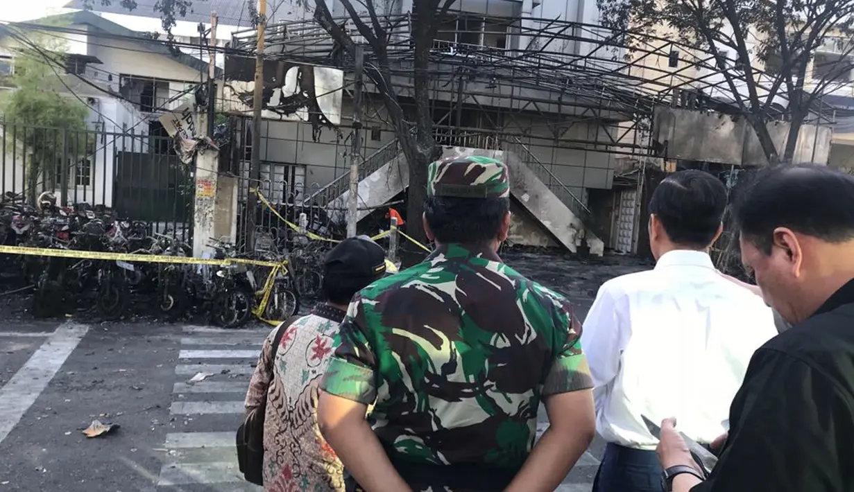 Presiden Jokowi meninjau Gereja Pantekosta Pusat Surabaya (GPPS) yang menjadi lokasi ledakan bom di Jalan Arjuna, Surabaya, Minggu (13/5). Jokowi didampingi Kapolri Jenderal Tito Karnavian dan Panglima TNI Mareskal Hadi Tjahjanto. (Liputan6.com/Istimewa)