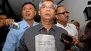 Akil Mochtar saat menunjukkan isi berita di salah satu koran nasional tentang tuntutannya, Jakarta, Senin (16/6/14). (Liputan6.cpm/Miftahul Hayat)