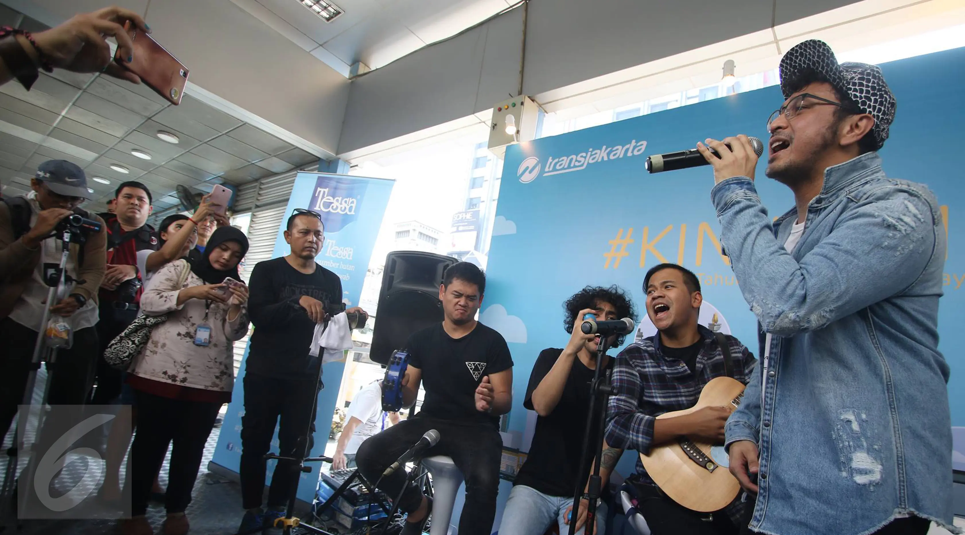 Grup musik Nidji tampil menghibur penumpang di Halte Transjakarta Sarinah, Thamrin, Jakarta Pusat, Senin (27/3). Acara tersebut diadakan dalam rangka memperingati ulang tahun ke-3 PT Transjakarta. (Liputan6.com/Immanuel Antonius)