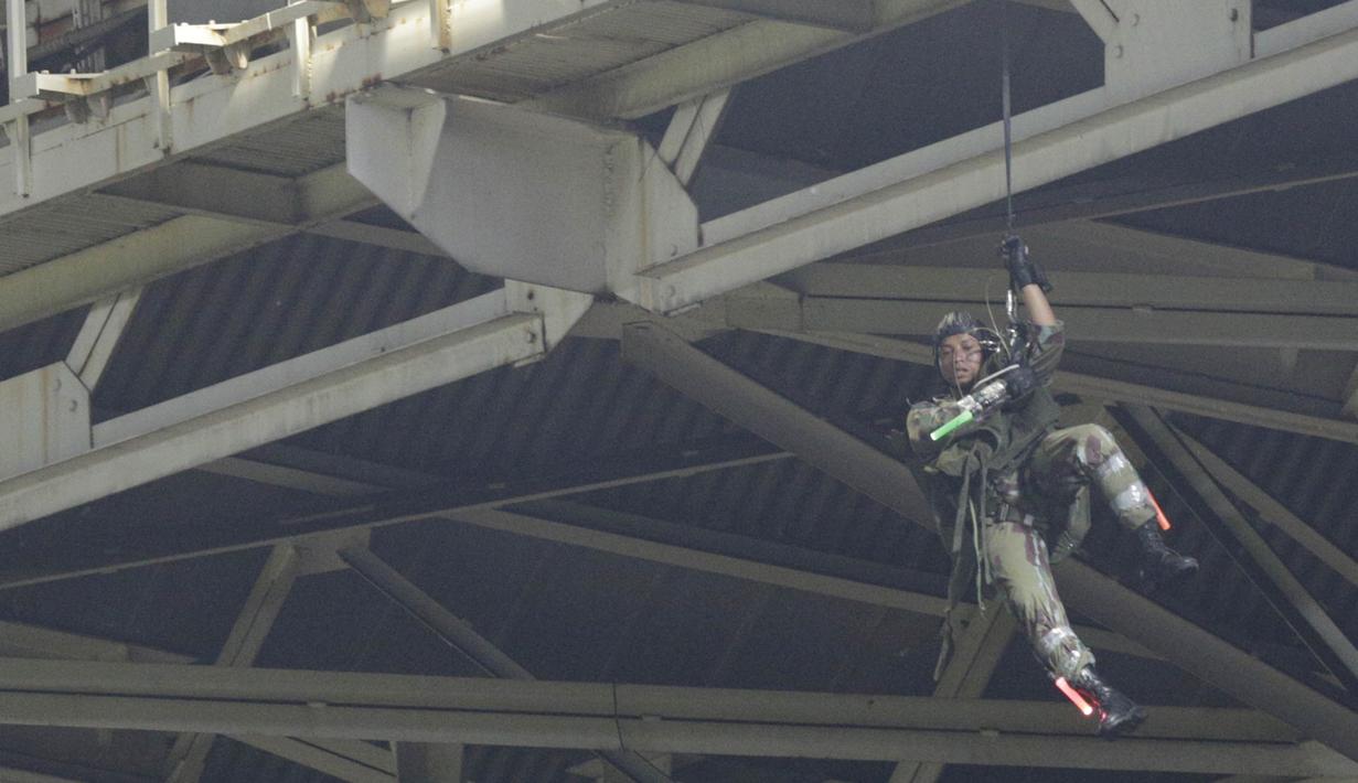 Penerjun menunggu bantuan untuk evakuasi untuk menyelamatkan dirinya. (Bola.com/Vitalis Yogi Trisna)