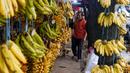 Memasuki bulan suci Ramadhan 1444 H, permintaan akan pisang mengalami peningkatan. (Liputan6.com/Angga Yuniar)