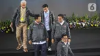 Capres nomor urut 1 Anies Baswedan (kanan) berbincang dengan Capres nomor urut 2 Prabowo Subianto (kedua kiri) usai menyampaikan paparan Penguatan Anti Korupsi untuk Penyelenggara Negara Berintegritas (Paku Integritas) di Gedung Merah Putih KPK, Jakarta, Rabu (17/1/2024). (Liputan6.com/Angga Yuniar)