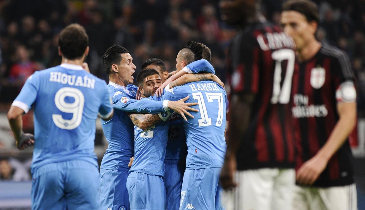 Pemain-pemain SSC Napoli merayakan gol  dalam lanjutan Liga Seri A di San Siro Stadium, Milan, Senin (05/10/2015). Milah kalah 0-4 dari Napoli. (REUTERS/Giorgio Perottino)