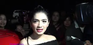 Angel Karamoy baru saja mendapatkan kejutan ulang tahun dari anak-anaknya. Meskipun hubungan rumah tangganya sempat retak karena kasus foto ciuman. Angel pun berharap hubungannya dengan suami bisa membaik.