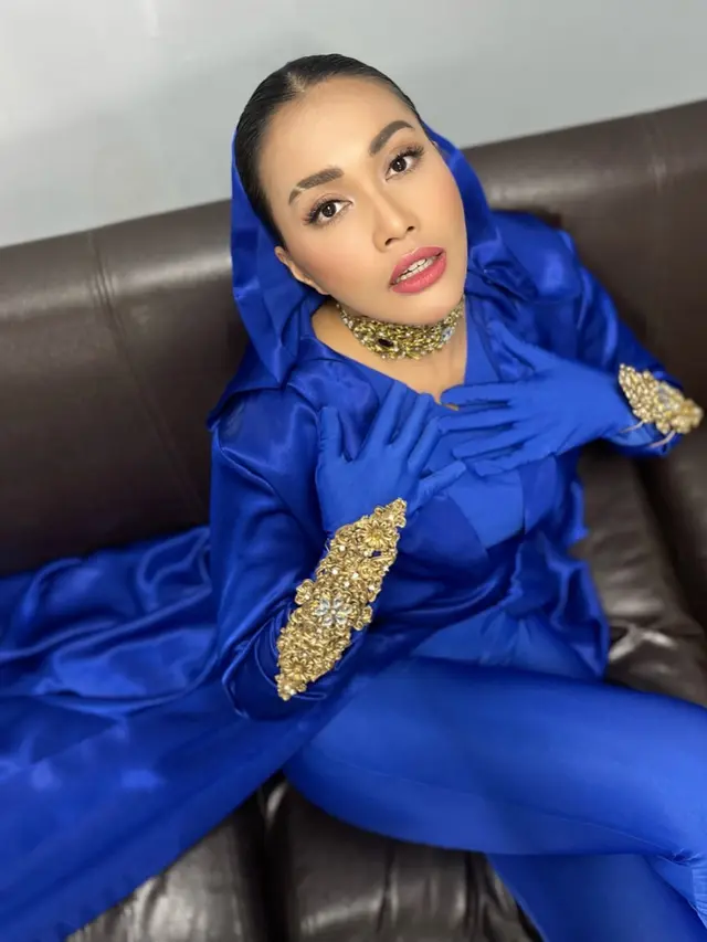 6 Potret Denada dengan Pesona Diva Saat di Atas Panggung, Turunkan Bakat Penyanyi dari Sang Ibu, Emilia Contessa
