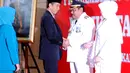 Usai pelantikan, Gubernur DKI Jakarta Joko Widodo (kedua dari kiri) langsung memberikan ucapan selamat kepada Anas Effendi. (Liputan6.com/Johan Tallo) 
