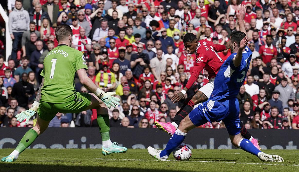 <p>Main di kandang sendiri, MU langsung menekan Everton sejak pertandingan dimulai. Dua peluang didapat di lima menit awal melalui Marcel Sabitzer dan Scott McTominay, namun masih belum menemui sasaran. (AP Photo/Dave Thompson)</p>