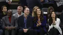 Pangeran Inggris William bersama Kate Middleton, Putri Wales , tertawa saat menyaksikan pertandingan NBA antara Boston Celtics dan Miami Heat di TD Garden di pusat kota Boston, pada 30 November 2022. (Photo By Winslow Townson/Getty Images)